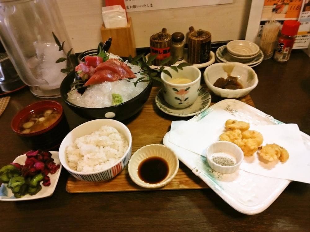 馬刺しと地鶏とマグロ 梅屋