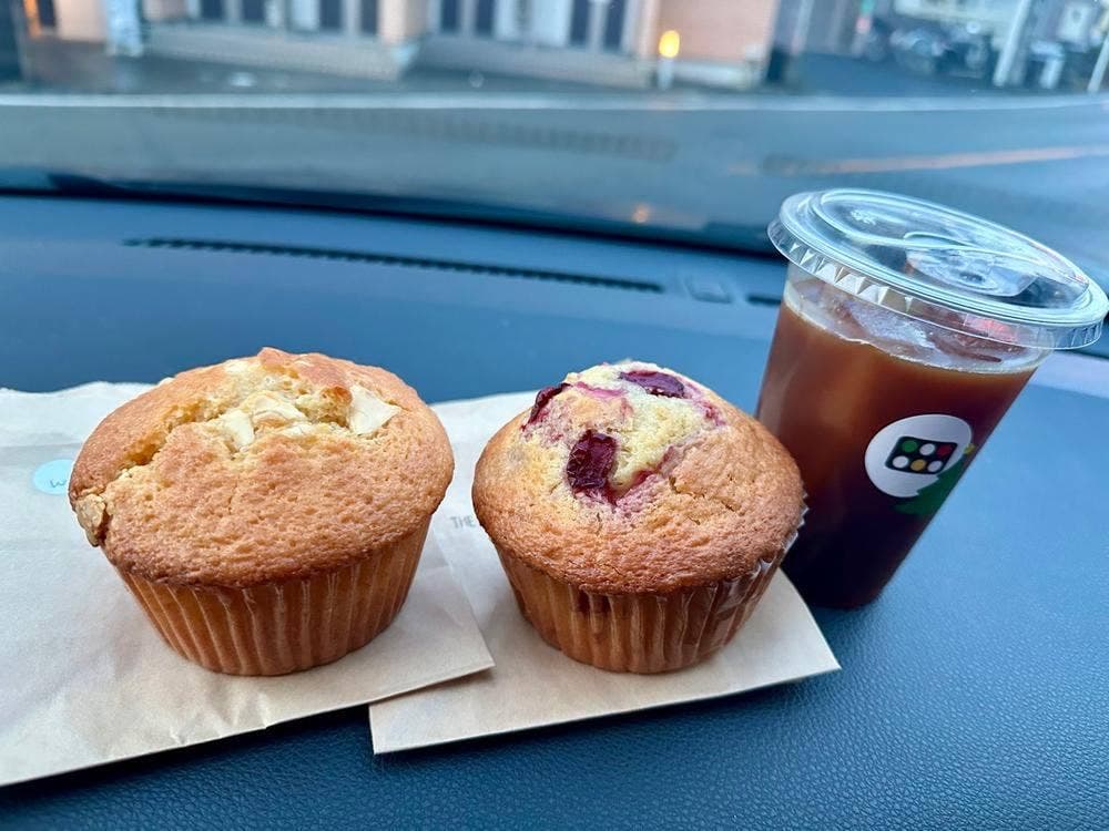 THE MUFFINS & GRANOLA MAN