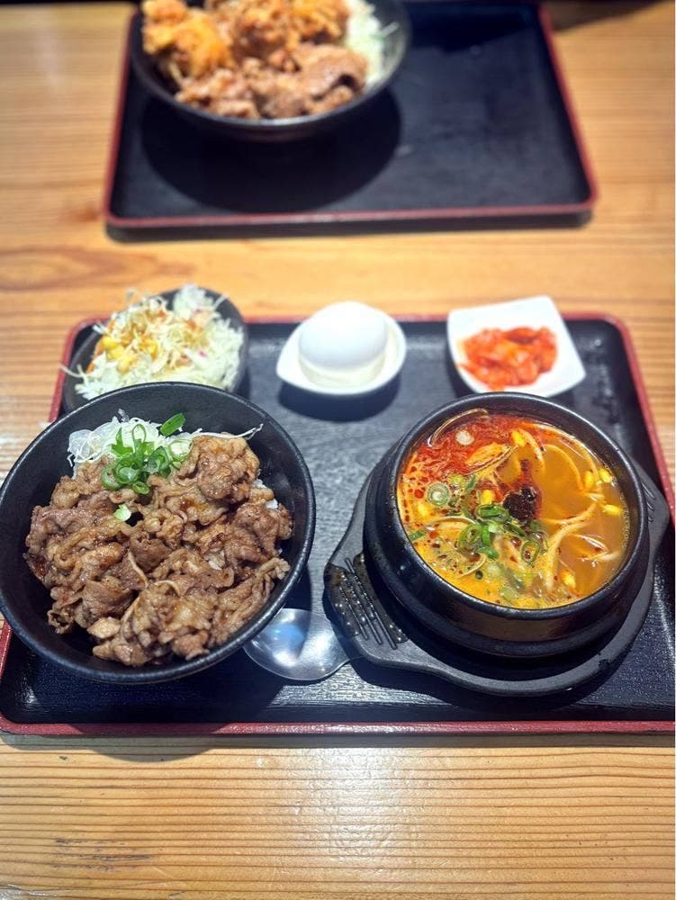 焼肉丼専門店三肉屋 センタープラザ店