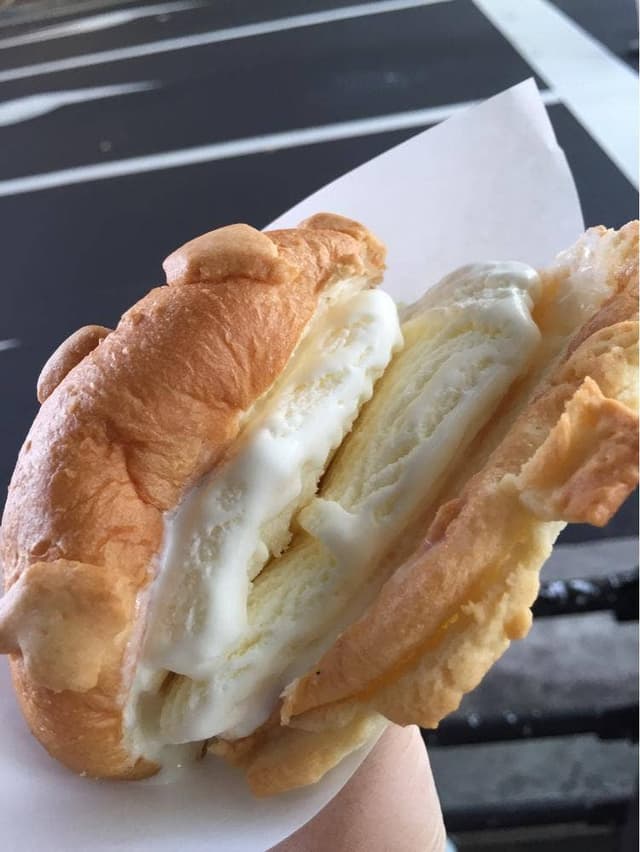世界で2番めにおいしい焼き立てメロンパンアイス 神戸三宮店 - サブ画像2