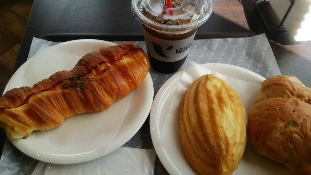 焼きたてのパン マドンナ