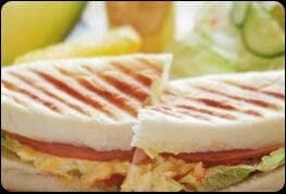 三日月とカフェ 新空港通り店