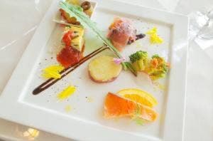 RESTAURANT & WEDDING LAUT