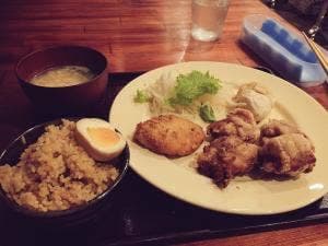 つつきや