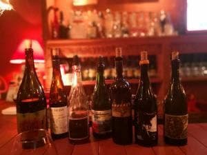 ワインバー 赤い店