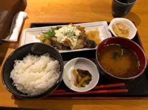 魚まみれ 眞吉 神宮前 本館場末店