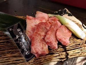 炭火焼肉泉味亭