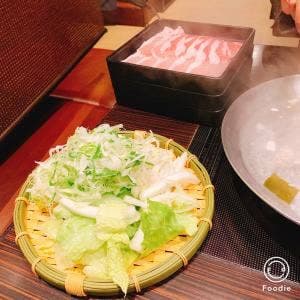 黒豚しゃぶしゃぶ 博多水炊き餃子 官兵衛