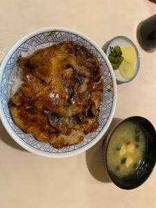 豚丼 まむろ