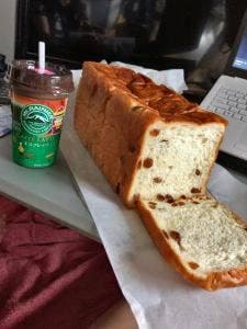 高級食パン専門店 白か黒か 錦糸町本店