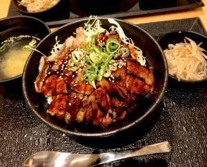 肉丼専門店 岩屋肉劇場