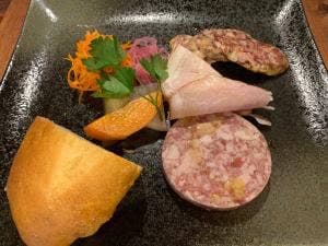 部位ごとに調理法を変える豚肉専門店 グロワグロワ