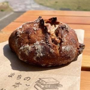 まちの本とサンドイッチ