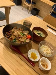 昼は丼ぶり・夜は海鮮居酒屋 しみず