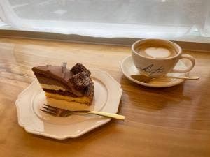 WHITE. cafe