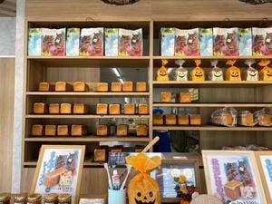 高級食パン専門店 並んで歯磨き