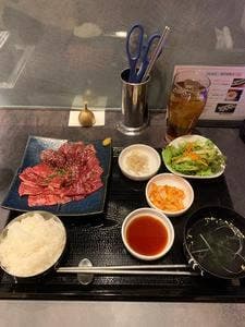 炭火ホルモン焼肉 うしおと