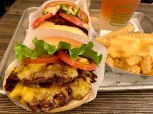 シェイクシャック 外苑いちょう並木店