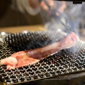 キンキン麦酒とプリッと小腸 近江牛畜産さかえ