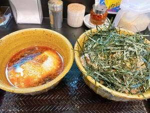 なぜ蕎麦にラー油を入れるのか。池袋南口店