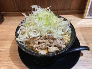 牛もつ煮込みと極太肉そば 権三