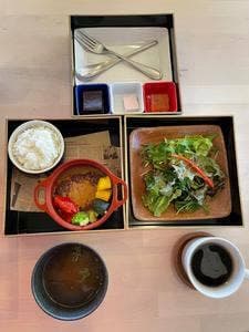 フレンチカフェ ル・クロ スゥ ル スリジェ ～桜の樹の下で～