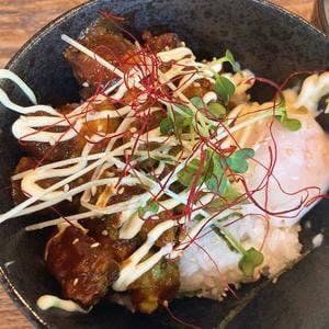 立って吞むおかだ