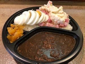スリーテーブルズ