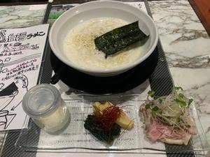 プレス式鶏白湯・鶏純そば専門 六角とり乃