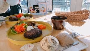 水辺のカフェテラス