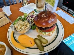 THE CORNER Hamburger&Saloon