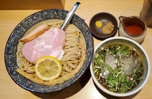 地鶏と金目鯛 中華そば 鶯