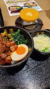 台湾屋台台湾魯肉飯 華屋