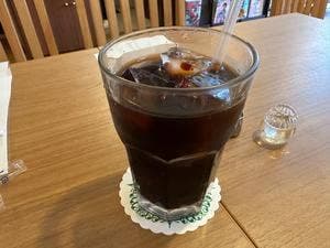 コーヒーと軽食のある喫茶店