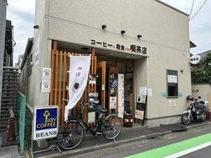 コーヒーと軽食のある喫茶店
