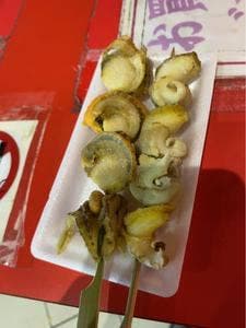 サーモンピンク