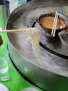 岩保流しそうめん店