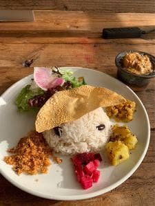 earth tree cafe MONTO