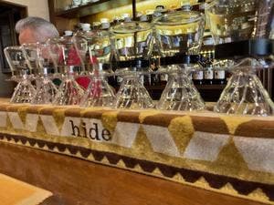 Caf'e gallery hide