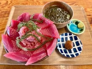 県産生まぐろ丼専門店つなや食堂