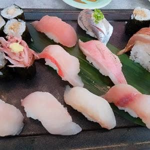 地魚 回転寿司 魚どんや