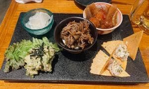 食堂でべこ。