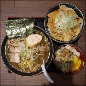 ラーメン豚丼処二代目けけけ × 豚吉城 本通店