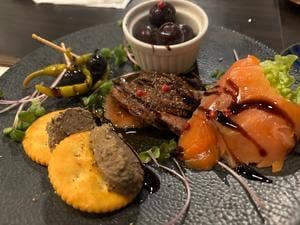 熱海 本格パエリアとステーキとワイン バルデビノス