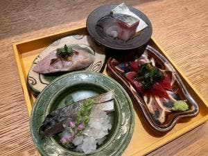 小皿のまぐろとさば。西新宿