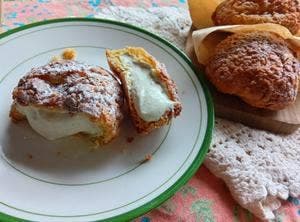 ÜMA coffee and cream puff