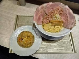 醤油らーめん ピース 豊中店