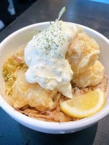 なぜ蕎麦にラー油を入れるのか。池袋西口店