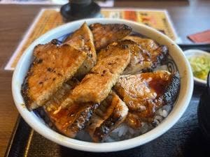 炭火焼豚丼 七凛茶屋坊ず