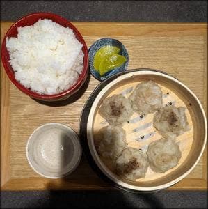 シウマイハヤマデタベルモノ